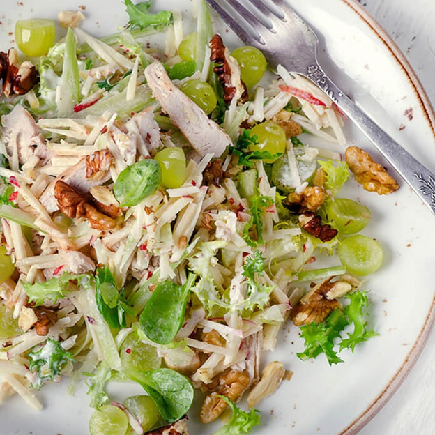 Salad rau củ với hạt óc chó và dầu ô liu